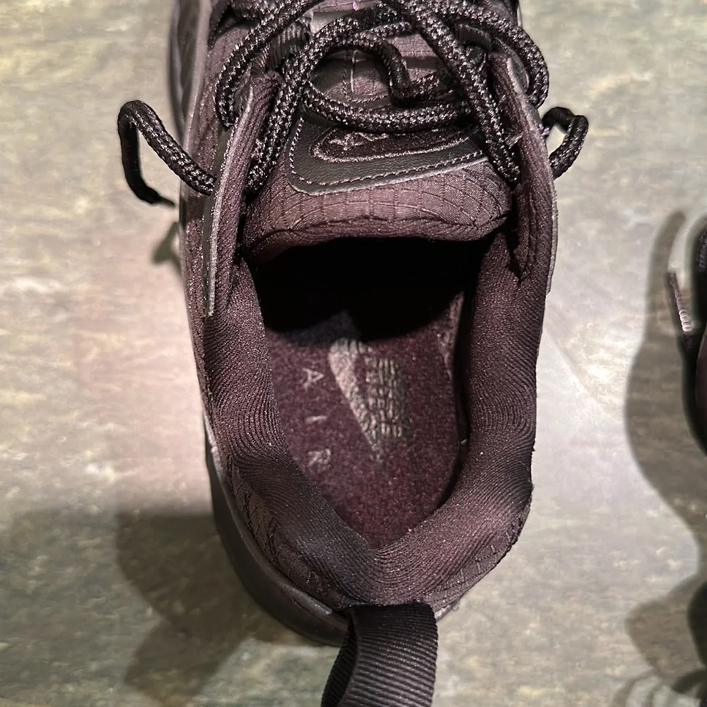 Nike Air Max 98 Triple Black Youth 5 / Women’s 6.5 / Everyday Sneaker